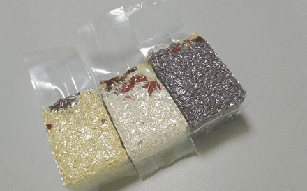 真空包裝袋為增加其性能通常采用多種材質(zhì)復(fù)合而成，常見的復(fù)合方法有：干法復(fù)合、擠出復(fù)合、共擠出復(fù)合、無溶劑復(fù)合、涂布復(fù)合、蒸鍍復(fù)合、熱熔膠復(fù)合等。其中干法復(fù)合是國內(nèi)復(fù)合真空包裝袋材料生產(chǎn)中應(yīng)用較為廣泛的，那么，真空包裝袋為什么大多采用干法復(fù)合？